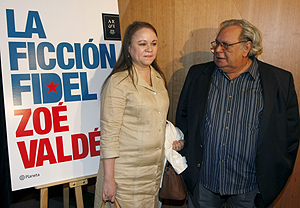 La escritora Zoe Valdés y el periodista y poeta Raúl Rivero, en la presentación. (Foto: EFE)