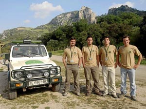 La Patrulla Verde de la V�a Verde de la Sierra, con el pe��n de Zaframag�n al fondo. (Foto: M.G. C.)
