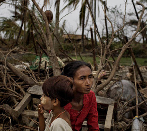 Víctimas del 'Nargis', rodeadas de desolación. (Foto: Save The Children)