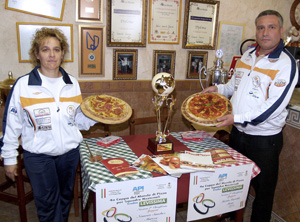 Maite Martín y Nemesio Sánchez muestran las dos pizzas ganadoras en Civitavecchia. (Foto: EFE)
