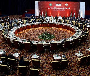 La sala donde se reunieron los líderes libaneses y los mediadores árabes en Doha. (Foto: AFP)