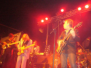 Nacho, enérgico; Antonio, entregado a su guitarra.