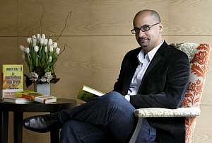 El escritor Junot D&iacute;az, durante una entrevista en Barcelona. (Foto: EFE)