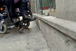 Una silla de ruedas al lado de un escalón de una tienda. (Foto: J. Aymá).