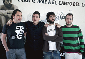 Fotografía de archivo del grupo, cuyo batería, Jandro Velázquez (i), ha anunciado hoy que abandona la banda. (Foto: EFE)