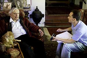 Gore Vidal, entrevistado en su casa de Hollywood Hills por Carlos Fresneda. (Foto: Isaac Hernández)