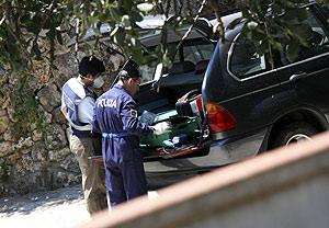 La policía durante uno de los registros llevados a cabo dentro de la operación. (Foto: EFE)