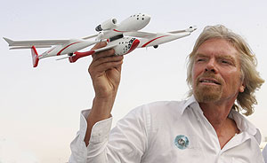 Richard Branson, presidente de la compañía Virgin Galactic, con una maqueta del modelo del 'SpaceShipOne'. (Foto: AFP)