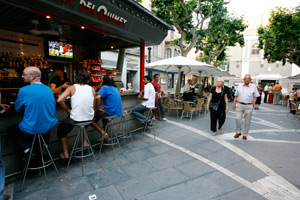 Espectadores indiferentes ante el partido en una terraza de Manresa. (Foto: Rudy)