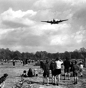 Niños berlineses observan el vuelo de un C-54 Skymaster hacia Tempelhof. (Foto: AP)
