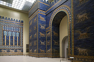 La reconstruida Puerta de Ishtar, de permanente exposición en el museo de Pérgamo. (Foto: EFE)