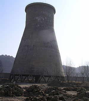 La torre de enfriamiento de la instalaci&oacute;n at&oacute;mica de Yongbyon. (Foto: AP)