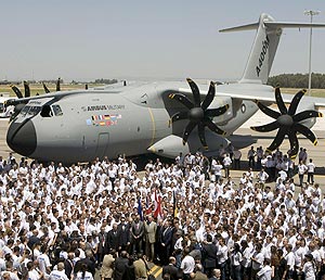 El avi&oacute;n militar A400M sale del hangar en la factor&iacute;a sevillana de San Pablo. (Foto: EFE)