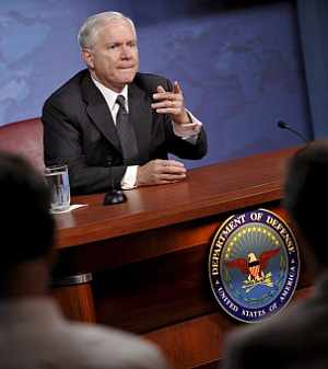 El secretario estadounidense de Defensa, Robert Gates, habla durante una rueda de prensa en Washington, EEUU, el 26 de junio de 2008. Gates ha contestado preguntas sobre las guerras en Iraq y Afganistán. (Foto: EFE) El secretario estadounidense de Defensa, Robert Gates, habla durante una rueda de prensa en Washington, EEUU, el 26 de junio de 2008. Gates ha contestado preguntas sobre las guerras en Iraq y Afganistán. (Foto: EFE)