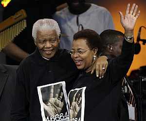 Mandela, junto a su esposa, durante el concierto celebrado en su honor en Londres. (Foto: AP)