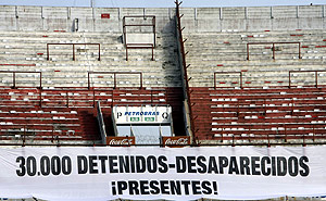 El estadio de River Plate, en Buenos Aires, con un cartel en recuerdo de los represaliados. (Foto: EFE)