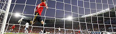 Torres celebra el gol del triunfo. (Foto: EFE)
