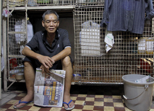 Kory Sin Kan tiene 62 a&ntilde;os y vive desde hace dos a&ntilde;os en una jaula en el centro de Hong Kong. (FOTOS: ANA P&Eacute;REZ). [VER ALBUM]