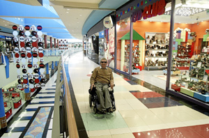 Un minusválido en el centro Plaza Eboli de Pinto, totalmente adaptado para discapacitados (Foto: Julián Jaen).