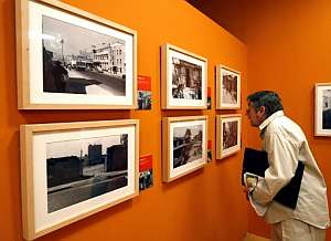 Un hombre contempla las fotograf&iacute;as de la exposici&oacute;n &rsquo;M&eacute;xico fotografiado por Luis Bu&ntilde;uel&rsquo;. (Foto: EFE)