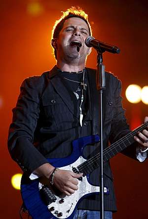Alejandro Sanz, durante su actuación. (Foto: EFE) Alejandro Sanz, durante su actuación. (Foto: EFE)