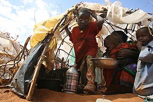 Una familia somalí refugiada en un campemento de Nairobi. (Foto: AFP) Una familia somalí refugiada en un campemento de Nairobi. (Foto: AFP)