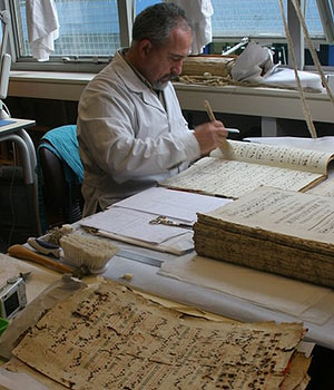 El restaurador Oscar Maisterra trabaja con un misal del año 1770. (Foto: Alejandro Cherep)