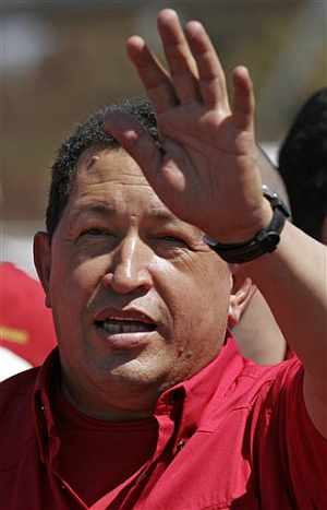 Hugo Ch�vez saluda en un acto. (Foto: AFP)