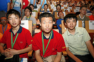 De izquierda a derecha aparecen Kiaosheng Mu, Dongyi Wei y Alex Zhai, los campeones de la olimpiada. (Foto: Sergio Gonz�lez)