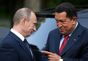 Hugo Chvez (d) conversa con el primer ministro ruso, Vladimir Putin, a las afueras de Mosc. (Foto: EFE) - Hugo Chvez ofrece a Rusia erigir bases militares en territorio de Venezuela