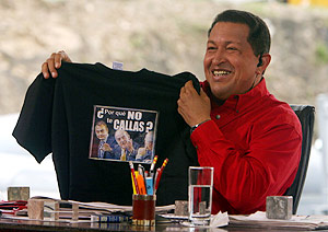 El presidente de Venezuela, Hugo Ch�vez, muestra la camiseta que le regal� el rey Juan Carlos, en Caracas. (Foto: EFE)
