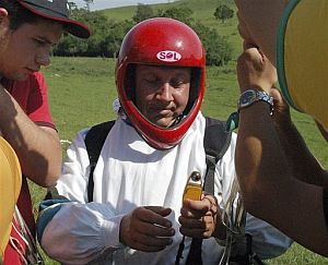 El sacerdote De Carli se prepara para su vuelo en el estado de Paraná. (Foto: AP)