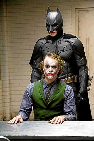 Una escena entre Batman y Joker en El caballero oscuro.