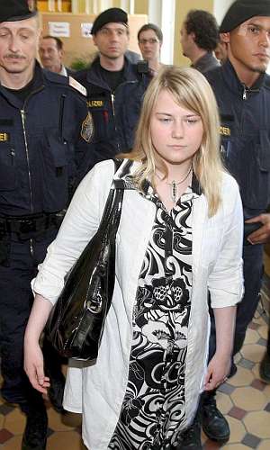 Natascha Kampusch, el pasado mayo, a su llegada a un tribunal. (Foto: EFE)