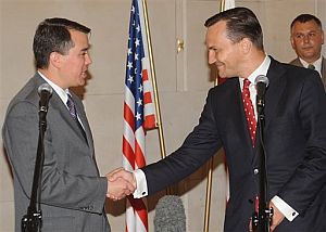 El ministro de Exteriores polaco (dcha.) y el negociador estadounidense. (Foto: AP)