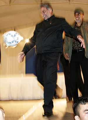 Lugo le da una patada a un balón al comienzo del acto. (Foto: EFE)