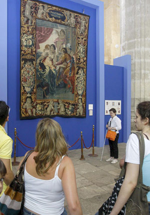 La invidente Andrea Domínguez conduce a los visitantes por la exposición 'De Castrojeriz a Brujas'. (Foto: EFE)