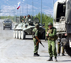 Torpas rusas todav�a desplegadas a la entrada de Gori. (Foto: AFP)