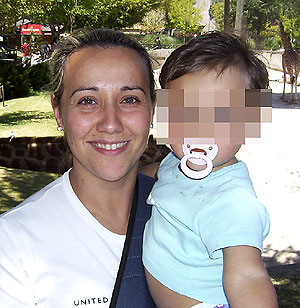 Susana Marín Ramos, una de las azafatas fallecidas, con su hija Candela. (Foto: EL MUNDO)