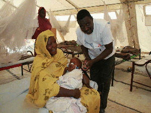 Asistencia médica en el hospital del proyecto de MSF en Tawila, Darfur. (Foto: MSF).