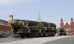 Un misil Topol-M ICBM, similar al probado hoy en rusia, desfila en la Plaza Roja de Moscú el pasado 9 de mayo. (Foto: AFP) Un misil Topol-M ICBM, similar al probado hoy en rusia, desfila en la Plaza Roja de Moscú el pasado 9 de mayo. (Foto: AFP)