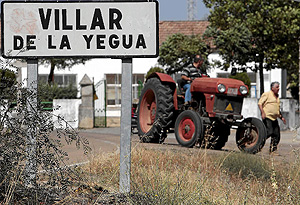 Entrada a la localidad salmantina de Villar de la Yegua. (Foto: E. CARRASCAL)