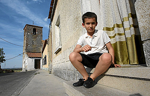 Samuel, en la puerta de su casa en Llano de Olmedo, donde sólo residen dos chavales. (Foto: J. M. Lostau) Samuel, en la puerta de su casa en Llano de Olmedo, donde sólo residen dos chavales. (Foto: J. M. Lostau)