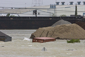 Un contenedor es arrastrado por el agua en el canal de navegación interior, o canal industrial en Nueva Orleans. (Foto: EFE)