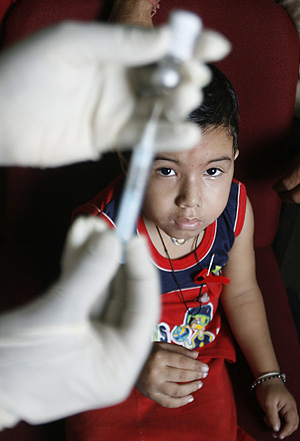 Un cooperante se prepara para tratar a un niño en la India. (Foto: REUTERS) Un cooperante se prepara para tratar a un niño en la India. (Foto: REUTERS)
