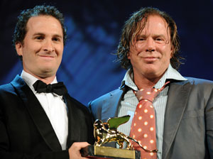 Darren Aronofsky y Mickey Rourke posan con el León de Oro. (Foto: AFP)