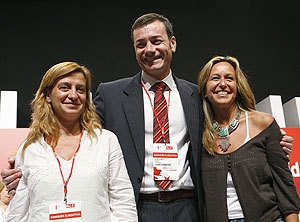 Tom�s G�mez, junto a Trinidad Roll�n (izq.) y Trinidad Jim�nez. (Foto: EFE)