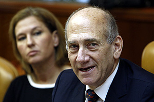 El Primer Ministro israel�, Ehud Olmert, junto a la ministra de Exteriores, Tzipi Livni, en una reuni�n del COnsejo de Ministros en Jerusal�n. (Foto: REUTERS)