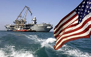 Efectivos de EEUU descargan paquetes de ayuda humanitaria del buque de guerra USS Mount Whitney frente al puerto de Poti (Georgia). (Foto: REUTERS)