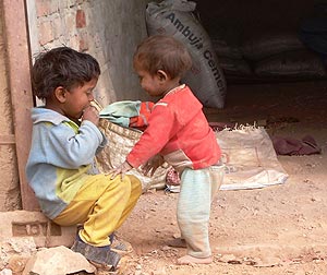 Un niño indio come en la calle mientra otro mira. (Foto: Eva González)
